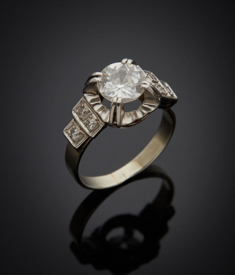 BAGUE en platine (min. 800‰) et or gris (750‰) serti d'un diamant taille ancien…