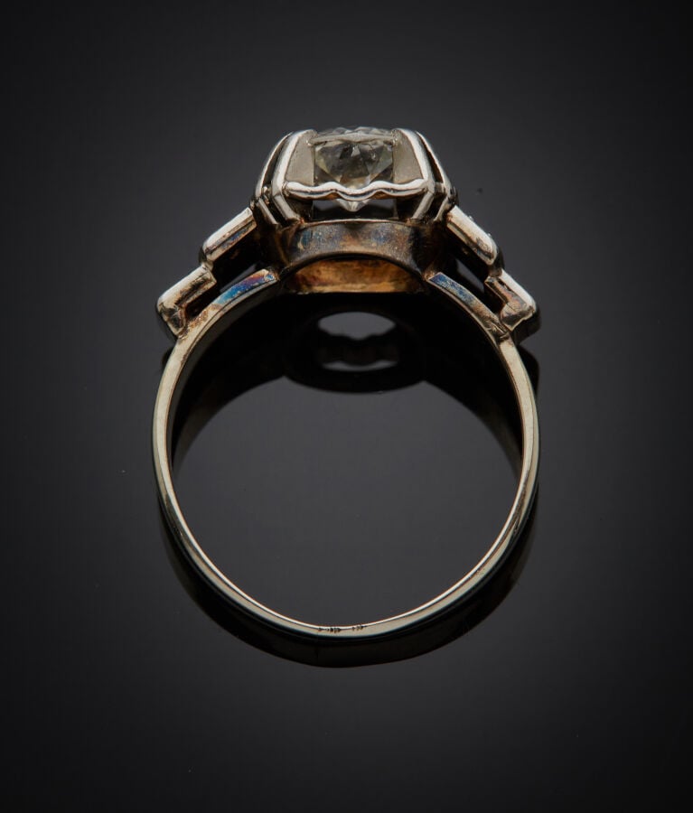 BAGUE en platine (min. 800‰) et or gris (750‰) serti d'un diamant taille ancien…