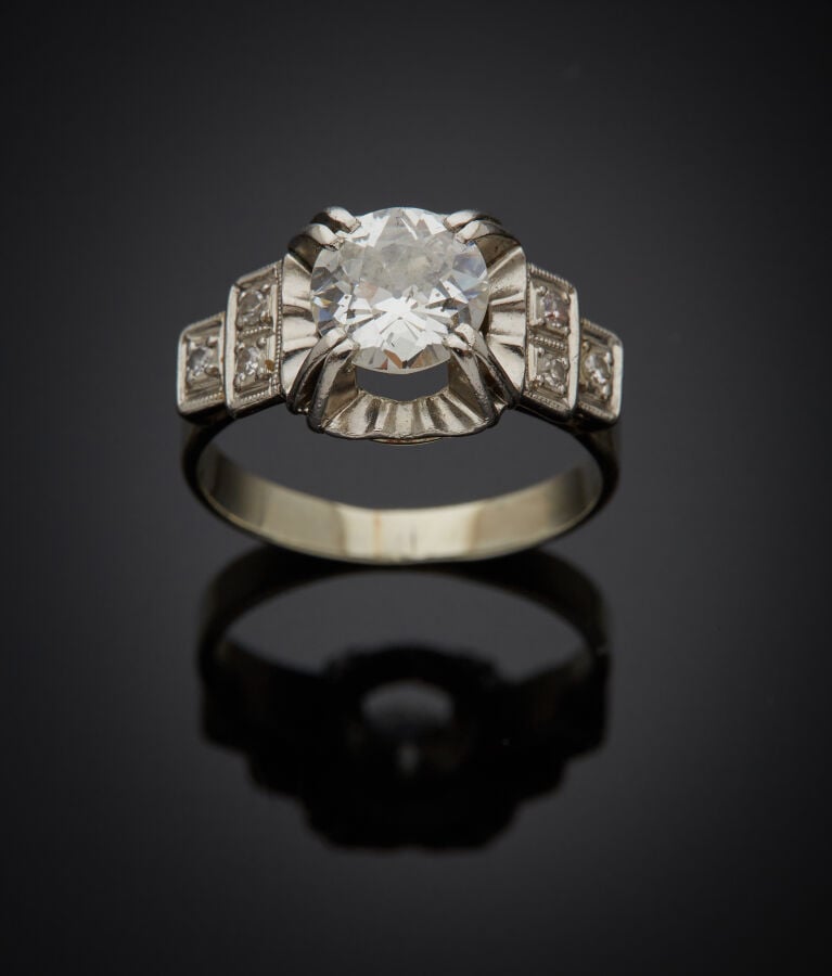 BAGUE en platine (min. 800‰) et or gris (750‰) serti d'un diamant taille ancien…