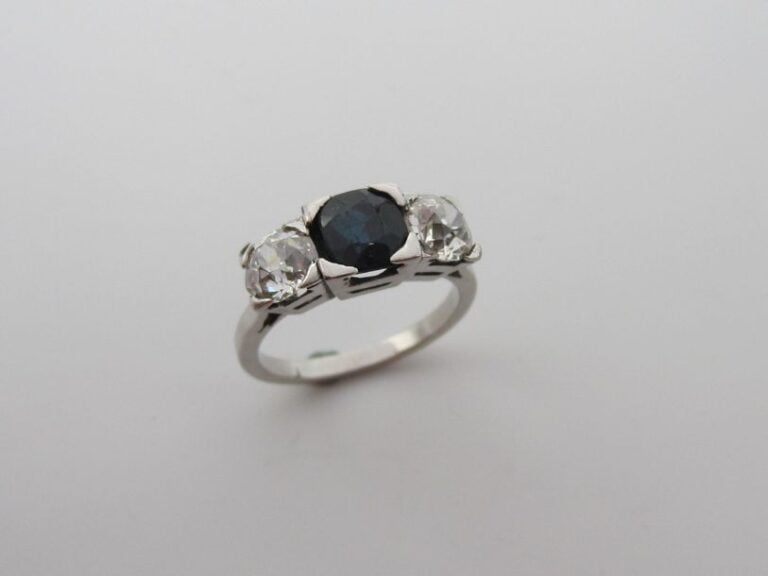 BAGUE en platine (min 800 millièmes) serti d'un saphir, épaulé de deux diamants taille ancienn