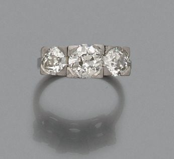 BAGUE en platine (min 800 millièmes) serti de trois diamants taille ancienne dont un plus important au centre (choc