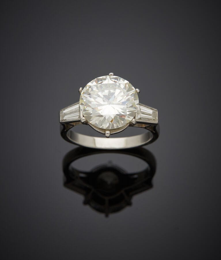 BAGUE en platine (min. 800‰) serti d'un diamant taille brillant pesant 5,69 car…