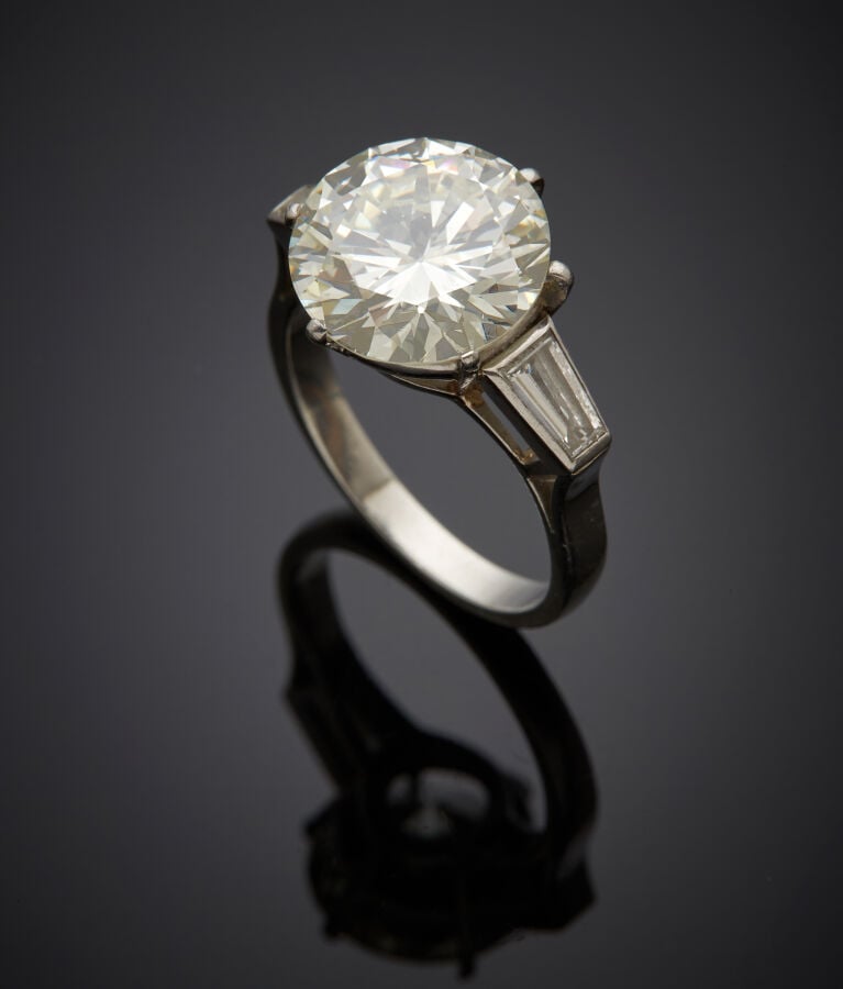 BAGUE en platine (min. 800‰) serti d'un diamant taille brillant pesant 5,69 car…