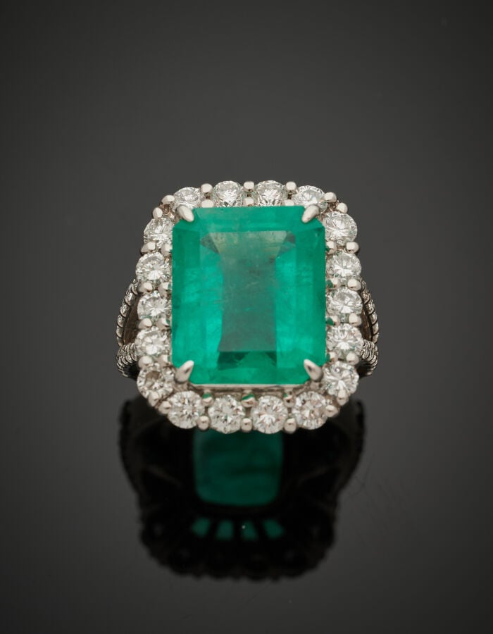 BAGUE en platine (min. 800‰) serti d'une émeraude rectangulaire taillée à degré…