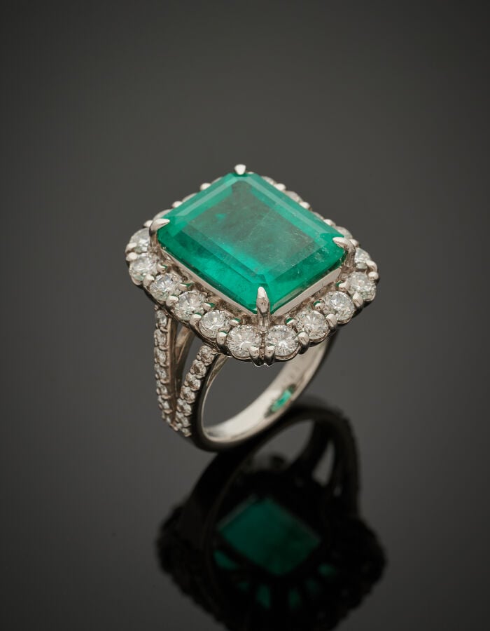 BAGUE en platine (min. 800‰) serti d'une émeraude rectangulaire taillée à degré…