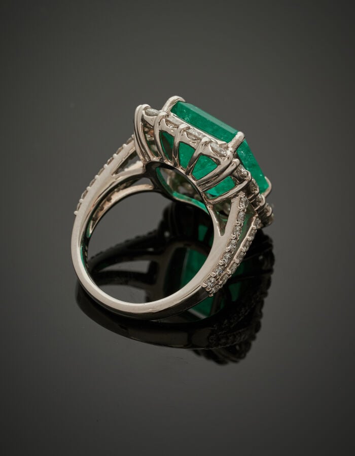 BAGUE en platine (min. 800‰) serti d'une émeraude rectangulaire taillée à degré…