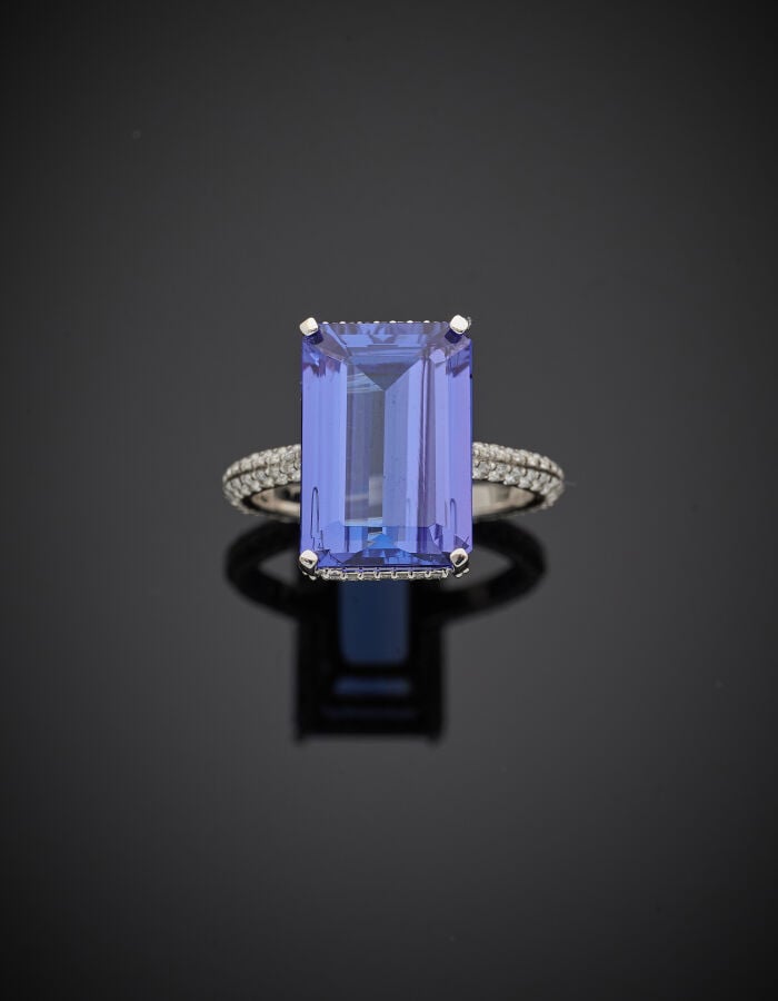 BAGUE en platine (min 800‰) serti d'une tanzanite rectangulaire, taillée à degr…