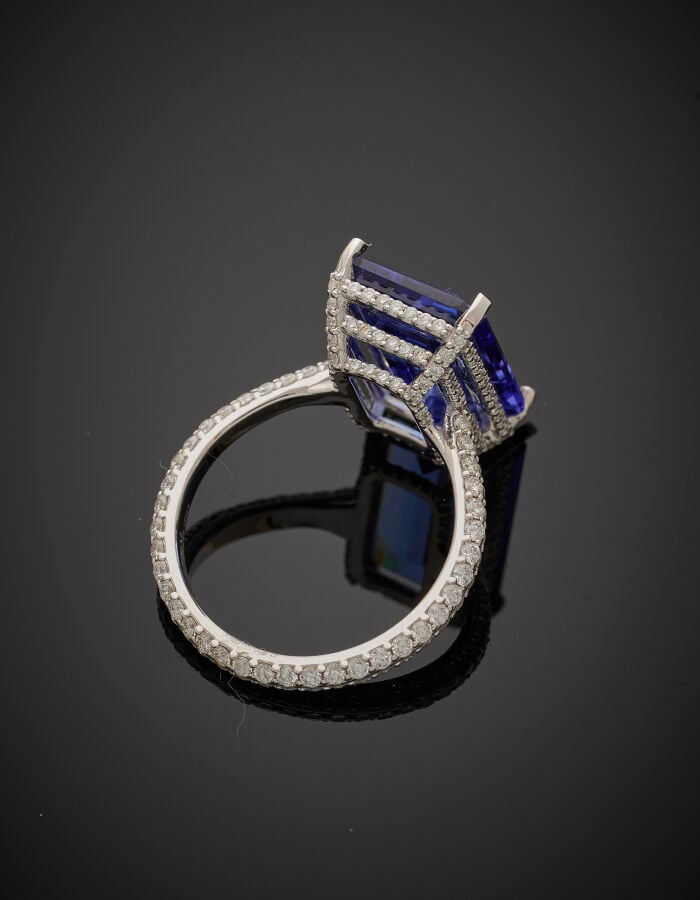 BAGUE en platine (min 800‰) serti d'une tanzanite rectangulaire, taillée à degr…