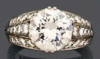 BAGUE en platine serti d'un important diamant taille ancienne pesant 3,49 carats, épaulé de trois lignes de diamant