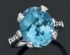 BAGUE en platine serti d'une aigue-marine facettée de forme ovale épaulée de diamants taille brillan
