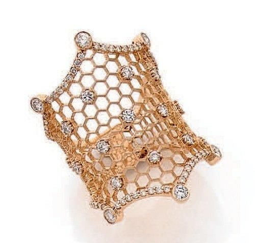 BAGUE en résille d'or rose (750 millièmes) partiellement rehaussé de diamants taille brillan