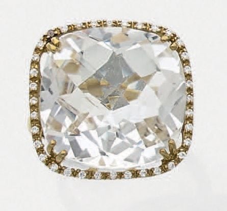 BAGUE en vermeil (925 millièmes) serti d'un important quartz incolore facetté de forme coussin, entouré de topazes blanche