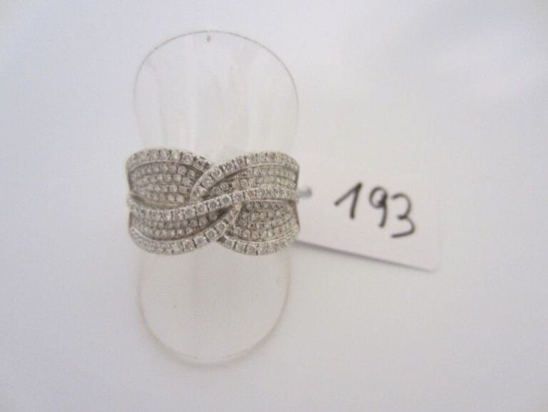 BAGUE «entrelacs» en or gris serti de pavage de diamants taille brillan