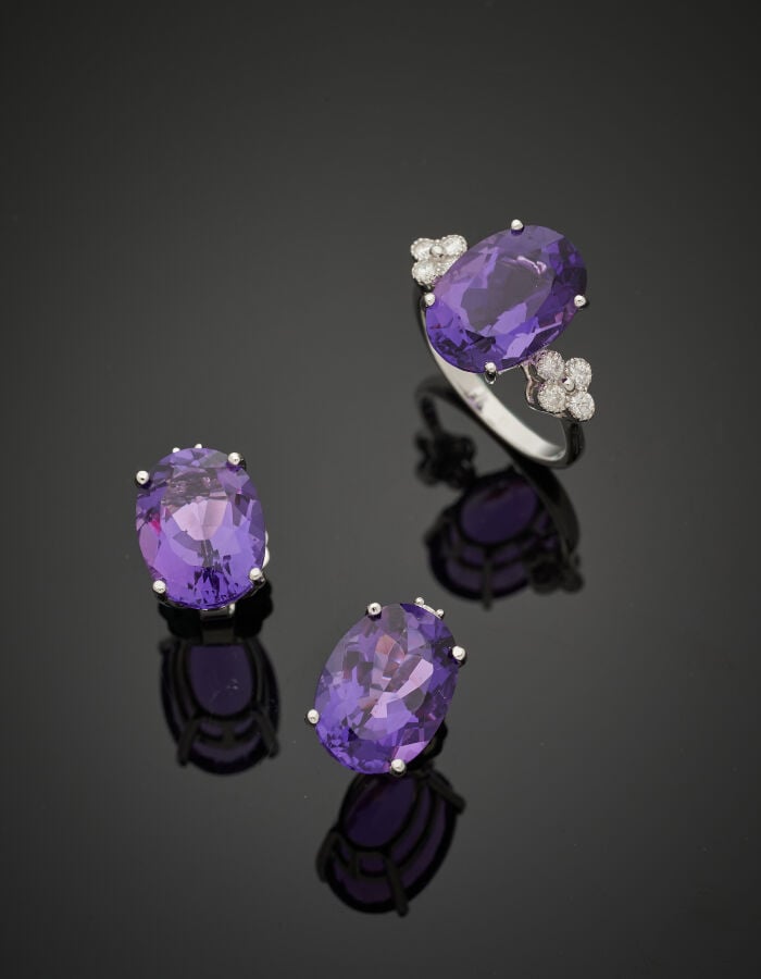BAGUE et paire de BOUCLES d'OREILLES en or gris (750‰) serti d'une améthyste de…