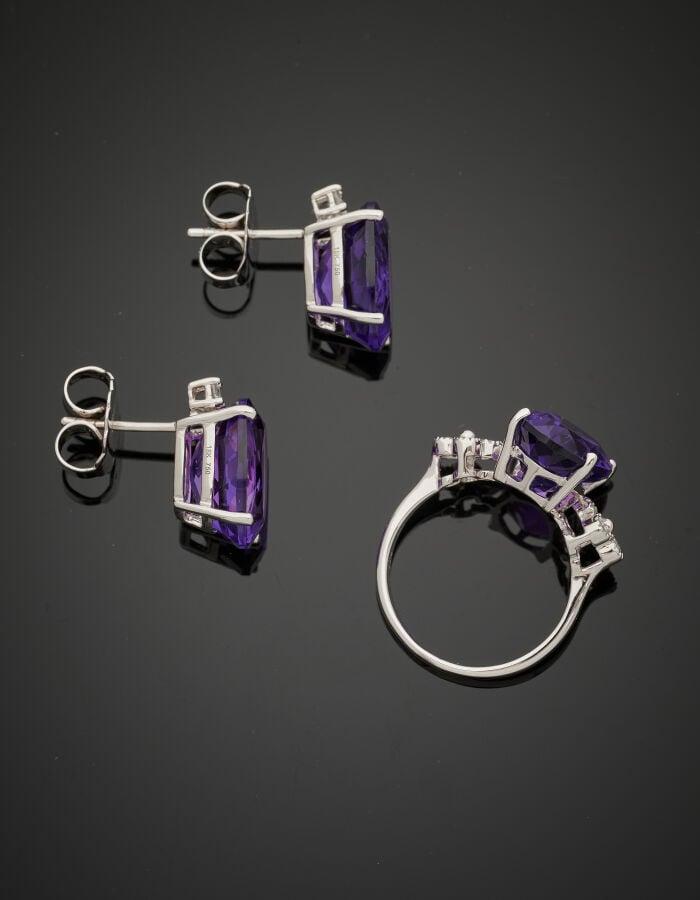 BAGUE et paire de BOUCLES d'OREILLES en or gris (750‰) serti d'une améthyste de…