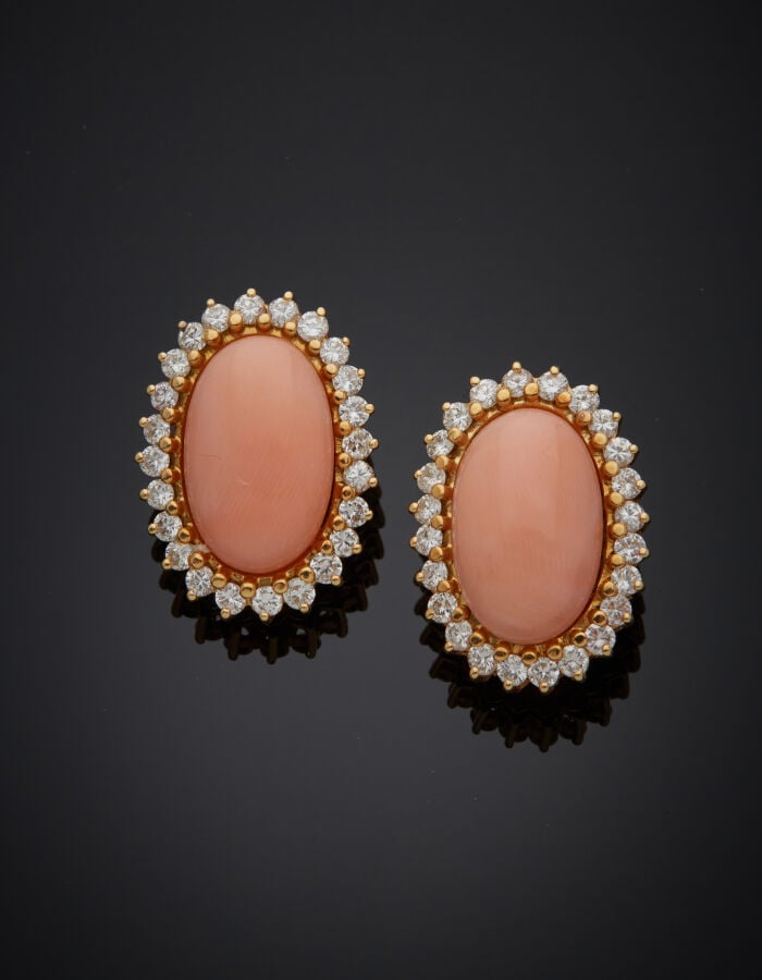 BAGUE et PAIRE de CLIPS d'OREILLES en or jaune et or gris (750‰) orné de caboch…