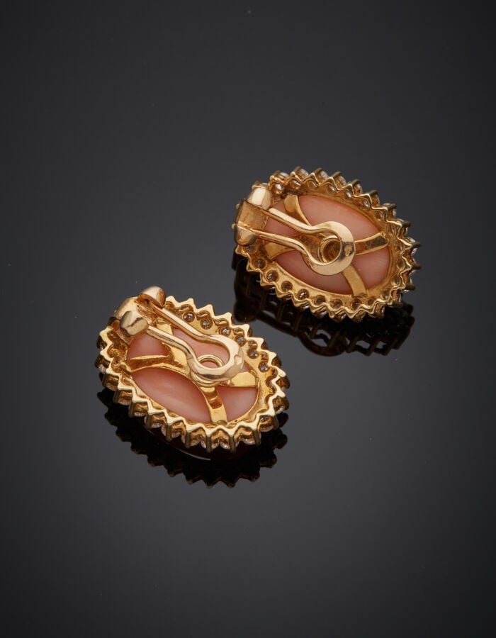 BAGUE et PAIRE de CLIPS d'OREILLES en or jaune et or gris (750‰) orné de caboch…