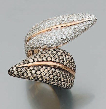 BAGUE « feuilles » en or rose et or noirci, pavée de diamants blancs et brun