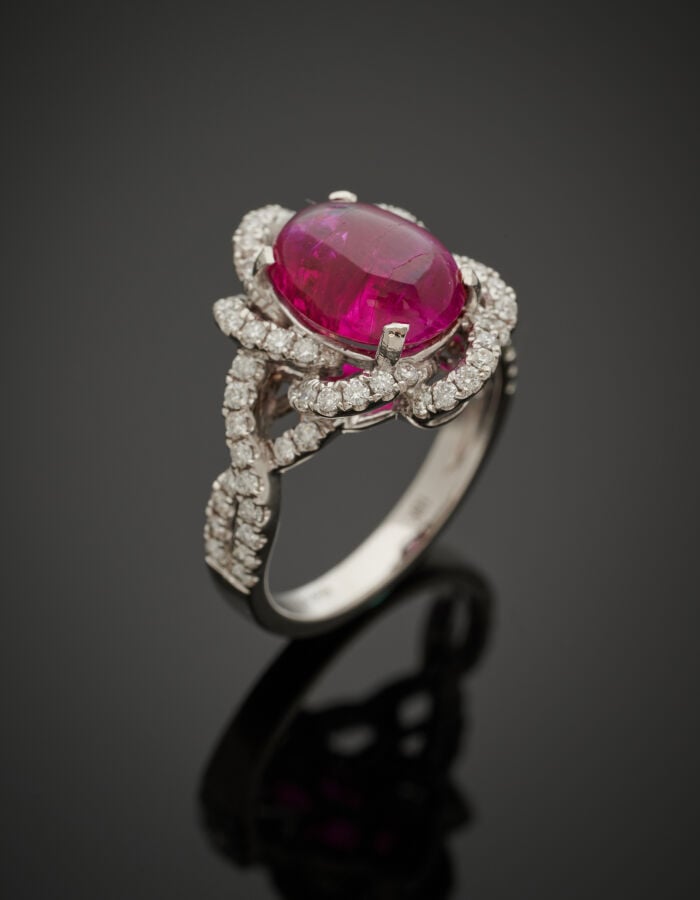 BAGUE "fleur" en or gris (750‰) ajouré serti d'un rubis pesant 4,55 carats cabo…