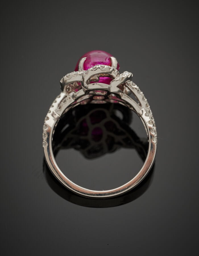 BAGUE "fleur" en or gris (750‰) ajouré serti d'un rubis pesant 4,55 carats cabo…