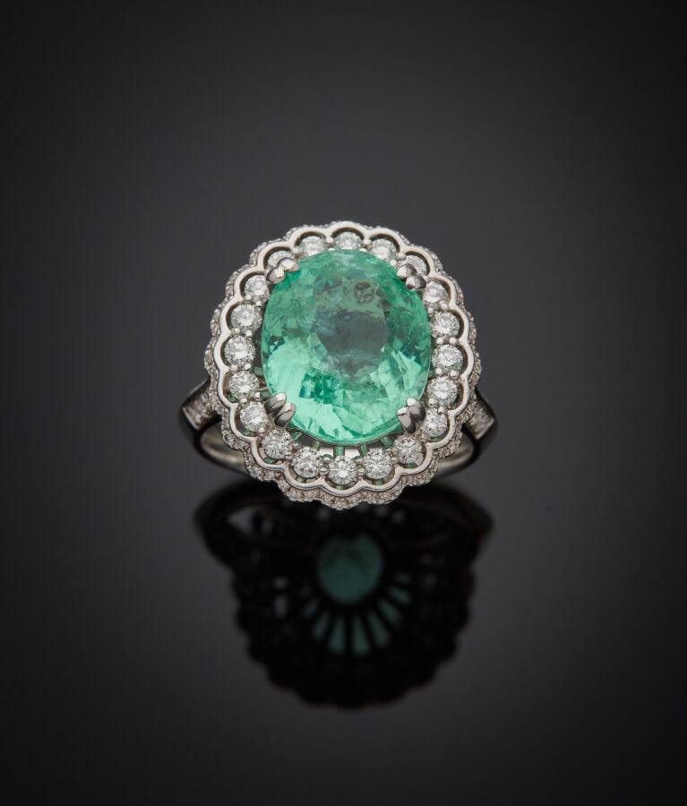 BAGUE "fleur" en or gris (750‰) ajouré, serti d'une tourmaline Paraïba de forme…