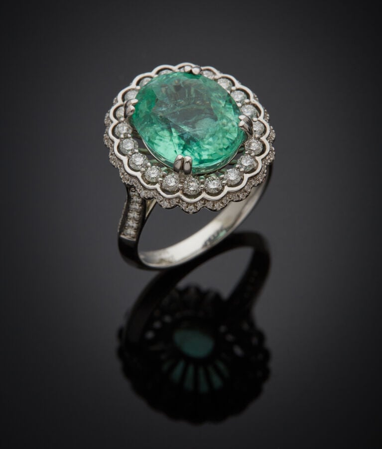 BAGUE "fleur" en or gris (750‰) ajouré, serti d'une tourmaline Paraïba de forme…