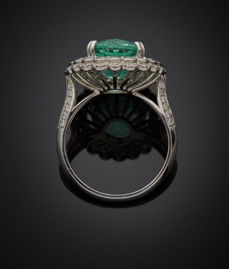 BAGUE "fleur" en or gris (750‰) ajouré, serti d'une tourmaline Paraïba de forme…