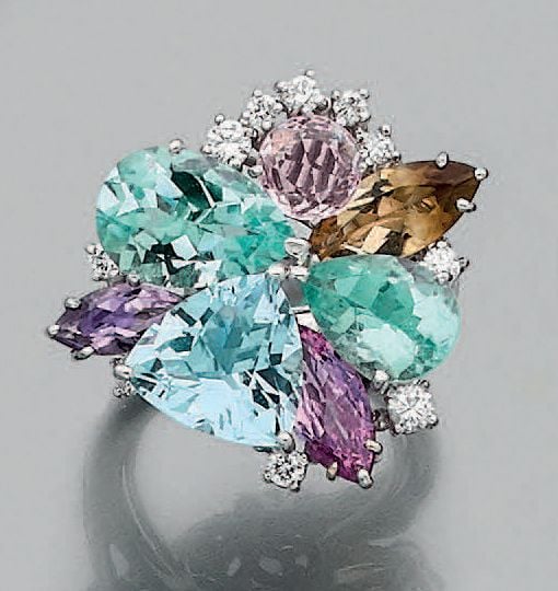 BAGUE «fleur» en or gris (750 millièmes) serti d'aigues-marines, citrine, améthyste, saphirs, et diamants taille brillan