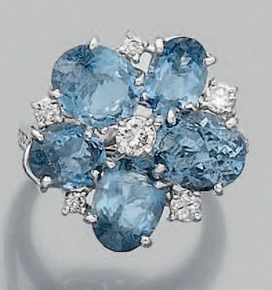BAGUE «fleur» en or gris (750 millièmes) serti de cinq aiguesmarines de forme ovale, et diamants taille brillant dont un, au centre, plus importan