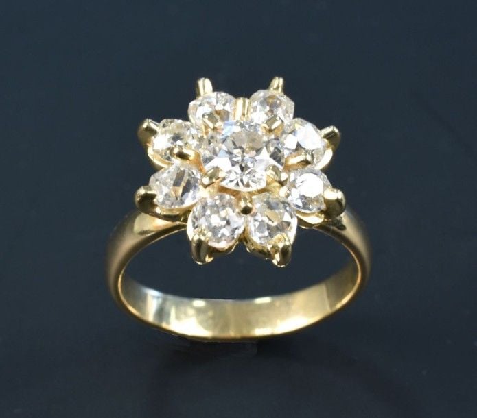Bague fleur en or jaune 18K, ornée de diamants ronds et coussin de taille ancienne (dont celui du centre en