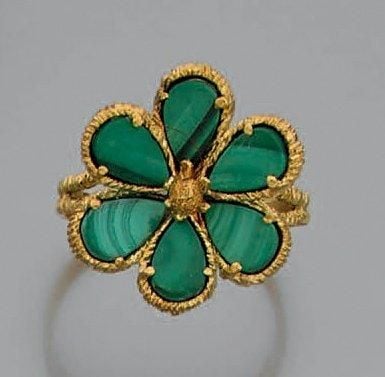 BAGUE «fleur» en or jaune (750 millièmes) amati et ciselé, serti de plaques de malachite de forme poir