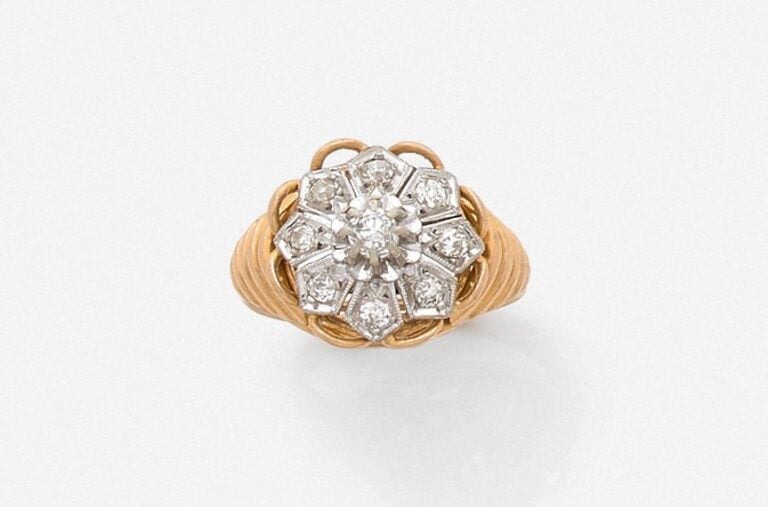 BAGUE «fleur» en or jaune et or gris (750 millièmes) godronné et ajouré, serti de diamant