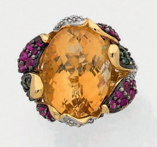 BAGUE «fleur» en or jaune, or gris et or noirci (750 millièmes) serti d'une importante citrine facetée, pesant 9 carats environ, entourée de grenats tsavorites, rubis et diamant