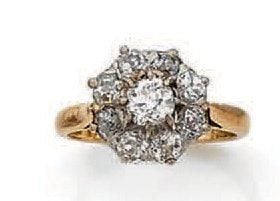 BAGUE «fleur» en platine (900 millièmes) et or jaune (750 millièmes) serti de diamants taille ancienne, dont un au centre plus importan