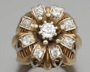 BAGUE « fleur » en platine et or jaune ajouré, surmontée de diamants de taille ancienn