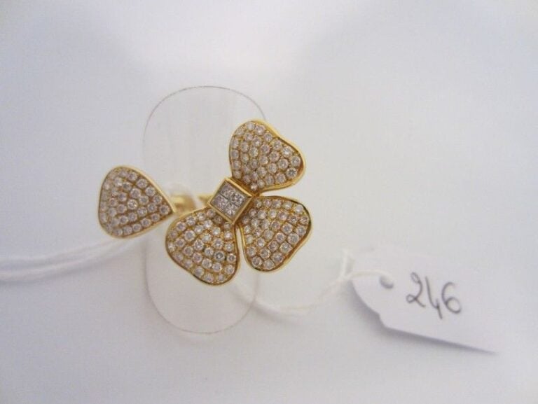 BAGUE «fleur» ouverte en or jaune (750 millièmes) serti de pavages de diamants taille brillan