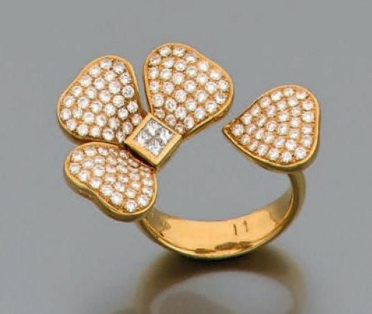 BAGUE «fleur» ouverte en or jaune (750 millièmes) serti de pavages de diamants taille brillan