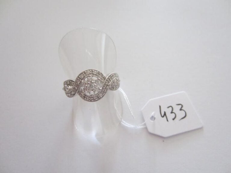 BAGUE «fleurette» en or gris ajouré et torsadé serti de diamants taille brillant dont sept plus important formant le moti