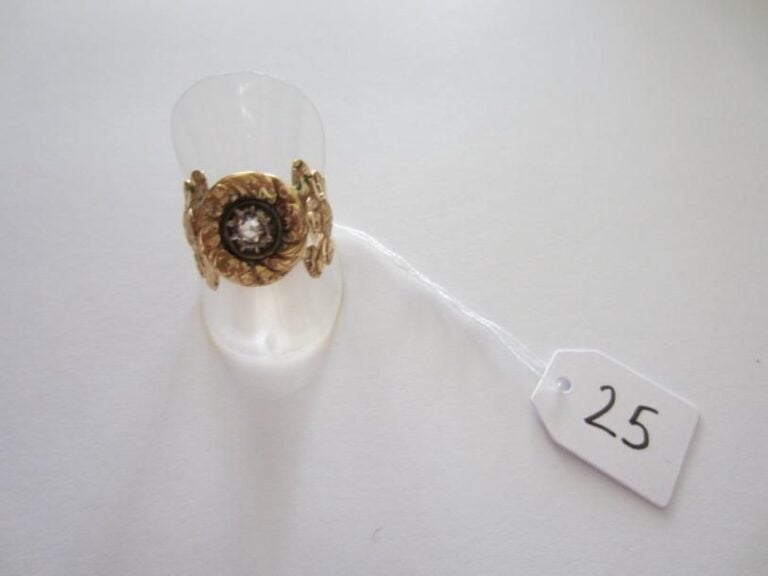 BAGUE fleurette en or jaune ciselé, serti d'un diamant taillé en ros