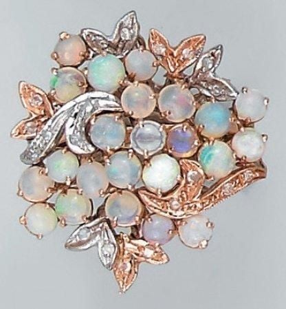 BAGUE «fleurs» en or rose et or gris 14 carats (585 millièmes) sertis de diamants taille brillant et de pierre de lune cabochon
