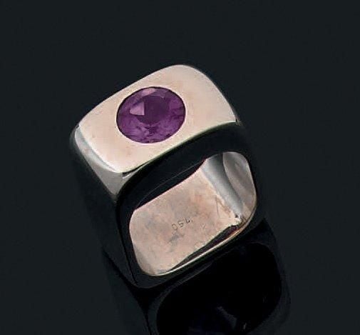 BAGUE géométrique en or gris (750 millièmes) serti d'une améthyste de forme rond