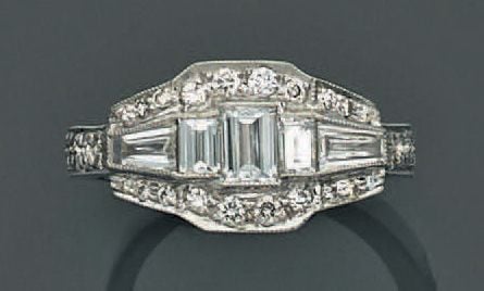 BAGUE géométrique en or gris (750 millièmes) serti de diamants baguettes et taepers entourés de diamants taille brillan