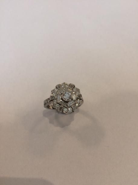BAGUE « géométrique » en or gris (750 millièmes) serti de diamants taille brillant dont un, au centre, plus important entouré de diamants baguettes et taeper