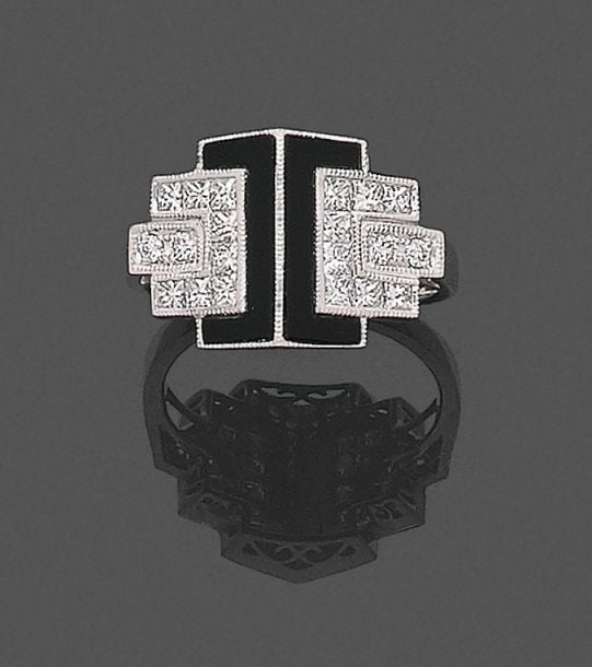 •BAGUE «géométrique» en or gris (750‰) orné d'onyx épaulé de diamants taille princesse et taille brillan