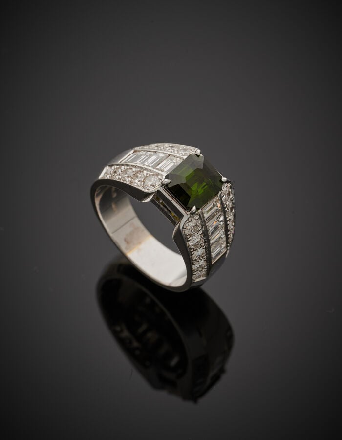 BAGUE géométrique en or gris (750‰) serti d'une tourmaline verte taillée à degr…