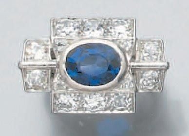 BAGUE géométrique en platine serti d'un saphir de forme ovale entouré de diamants taille ancienn