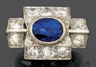 BAGUE géométrique en platine serti d'un saphir ovale épaulé de chaque côté de diamants taille ancienn