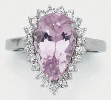 BAGUE «goutte» en or gris (750 millièmes) serti d'une kunzite de forme poire entourée de diamants taille brillan