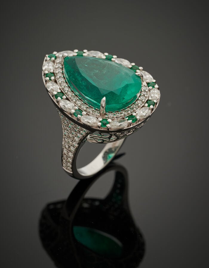 BAGUE "goutte" en or gris (750‰) serti d'une émeraude pesant 10,4 carats env. t…