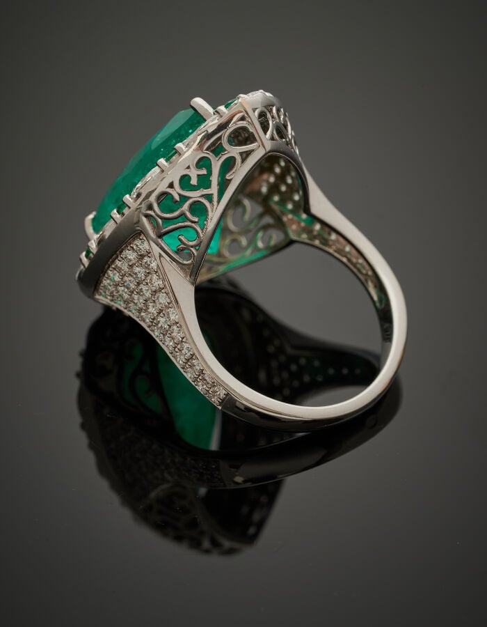 BAGUE "goutte" en or gris (750‰) serti d'une émeraude pesant 10,4 carats env. t…
